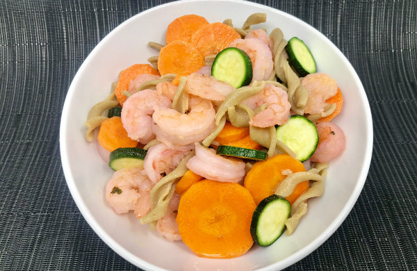 Fusilli de Chia con Camarones y Verduras