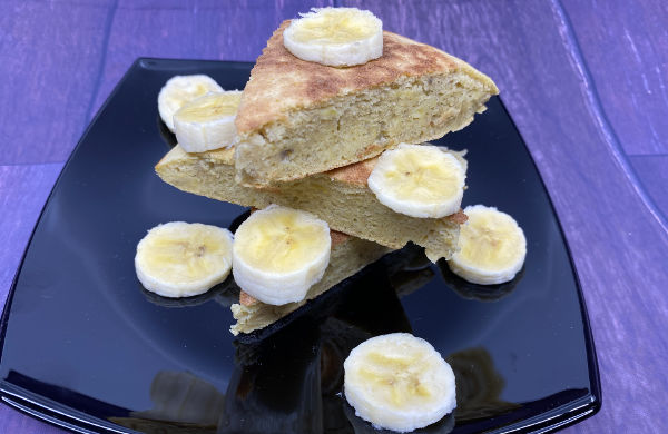 Torta de banano con harina de garbanzo en sartén