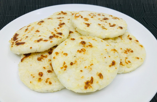 Arepas con queso de Maíz Blanco - RecetasFusion